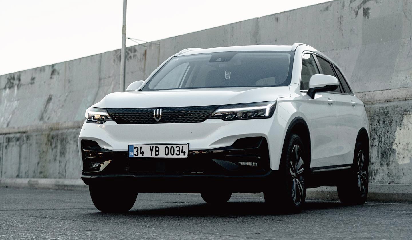 Frente del Skywell B11 con un fondo urbano, resalta su presencia en un entorno citadino.