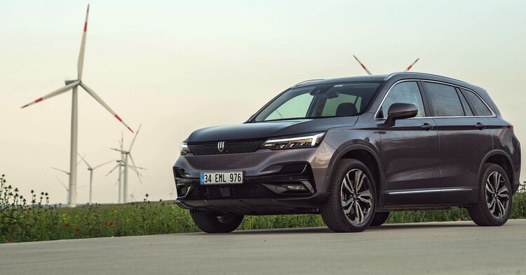 Perfil lateral del Skywell B11 con turbinas eólicas de fondo, mezcla de tecnología y ecología. Perfil lateral del Skywell B11 con turbinas eólicas de fondo, mezcla de tecnología y ecología.