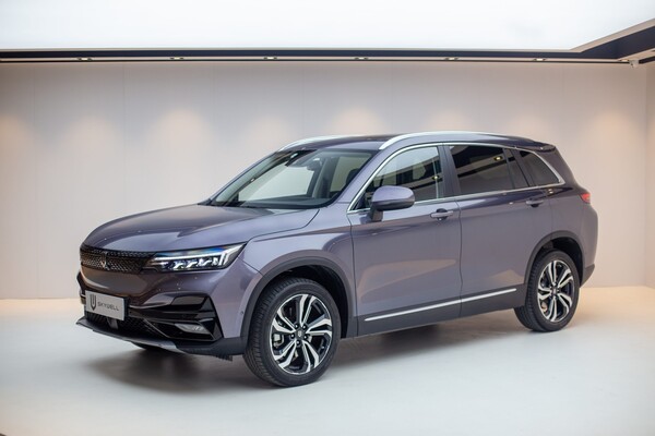 Vista frontal y lateral que muestra el diseño dinámico del Skywell B11. Vista frontal y lateral que muestra el diseño dinámico del Skywell B11.