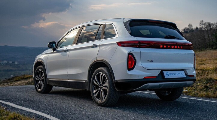 Imagen del Skywell B11 en carretera evidenciando su diseño trasero y perfil lateral. Imagen del Skywell B11 en carretera evidenciando su diseño trasero y perfil lateral.