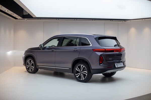 Perspectiva trasera y lateral destacando las líneas aerodinámicas del SUV. Perspectiva trasera y lateral destacando las líneas aerodinámicas del SUV.