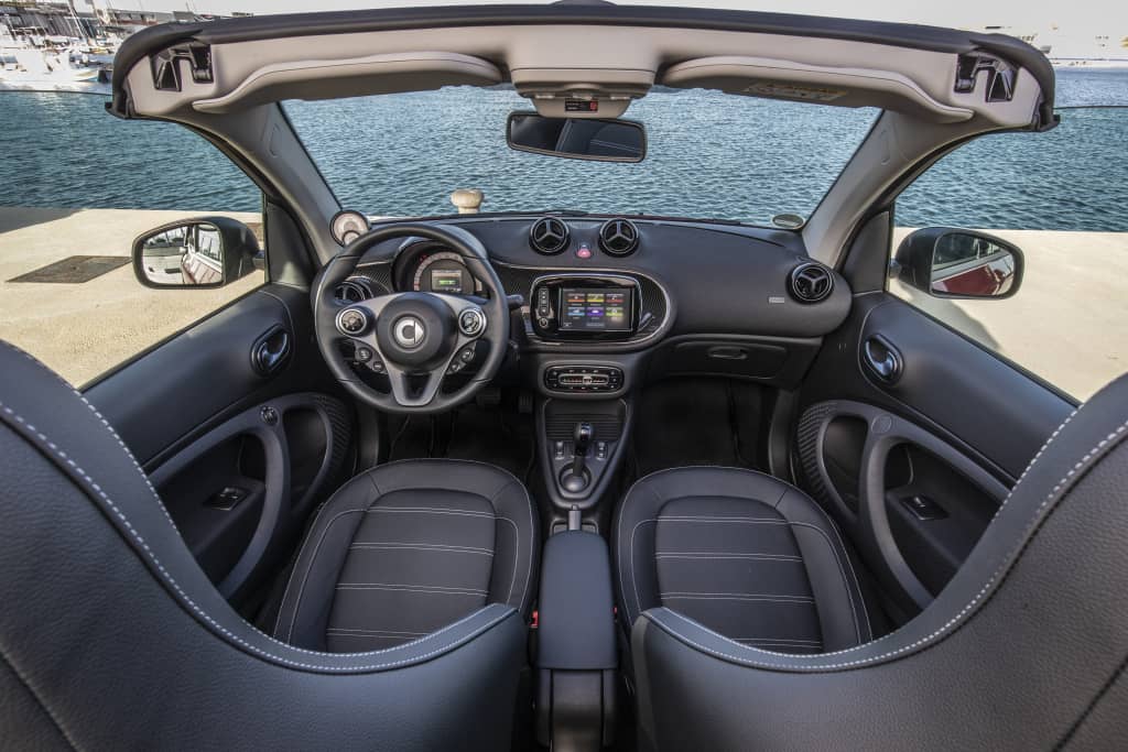 Vista interior del Smart EQ Fortwo Cabrio con tapicería en cuero.