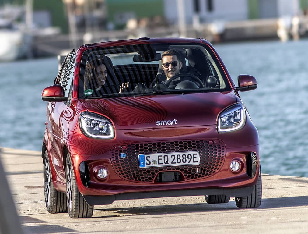 Frente del Smart EQ Fortwo Cabrio rojo destacando su parrilla y LED diurnos.
