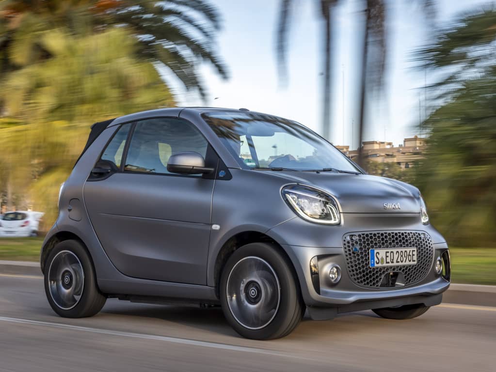 Lateral del Smart EQ Cabrio, ideal para entornos urbanos.