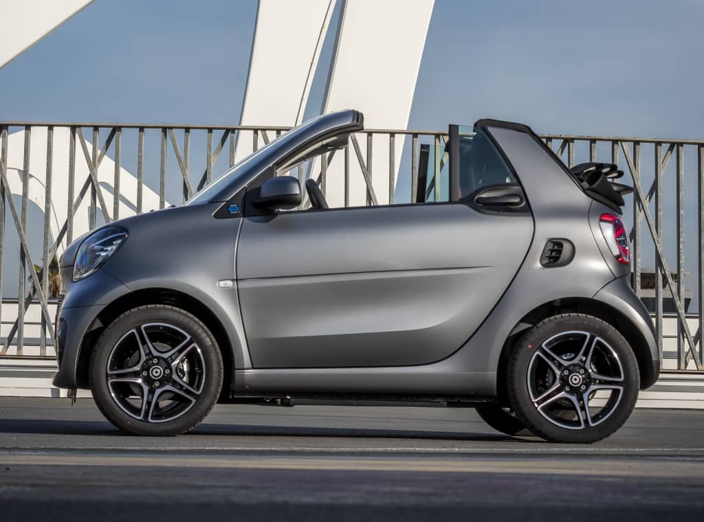 Vista lateral Smart EQ Fortwo Cabrio resaltando su diseño compacto.