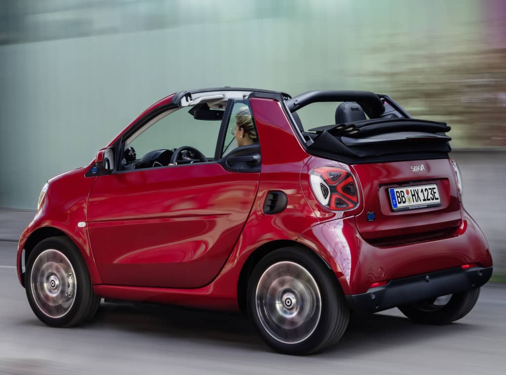 Smart EQ Fortwo Cabrio en movimiento, destacando su diseño lateral.