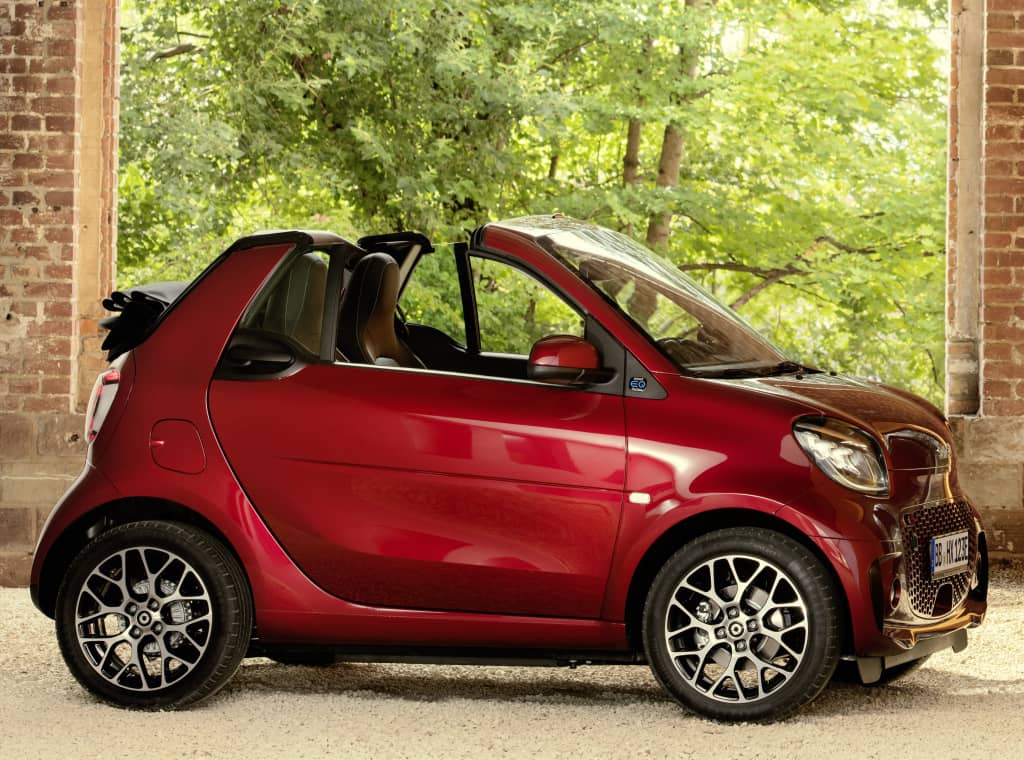 Lateral del Smart EQ Fortwo Cabrio, con enfoque en las ruedas y diseño.