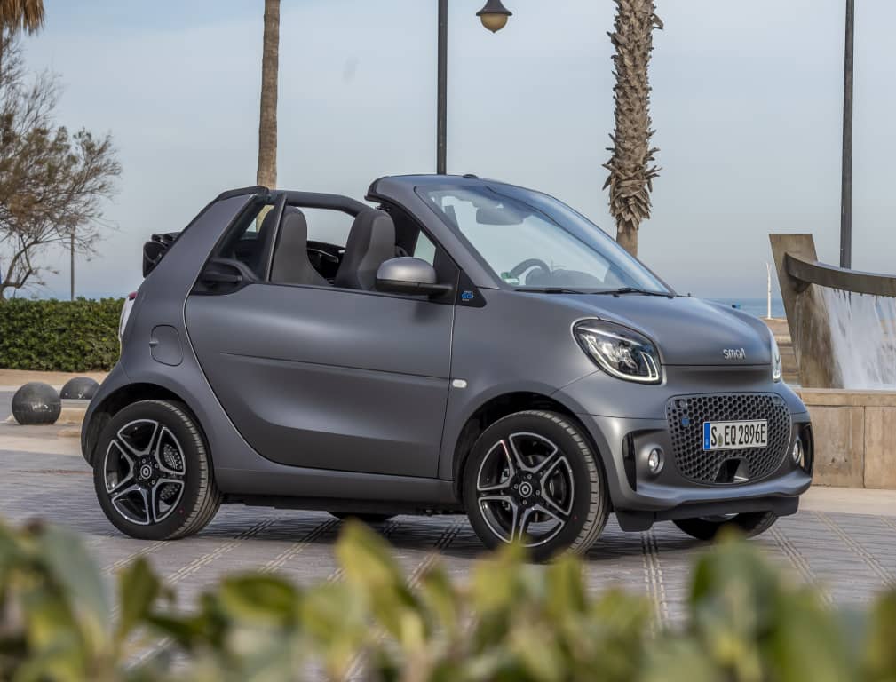 Perfil lateral del Smart EQ Fortwo Cabrio con capota puesta.