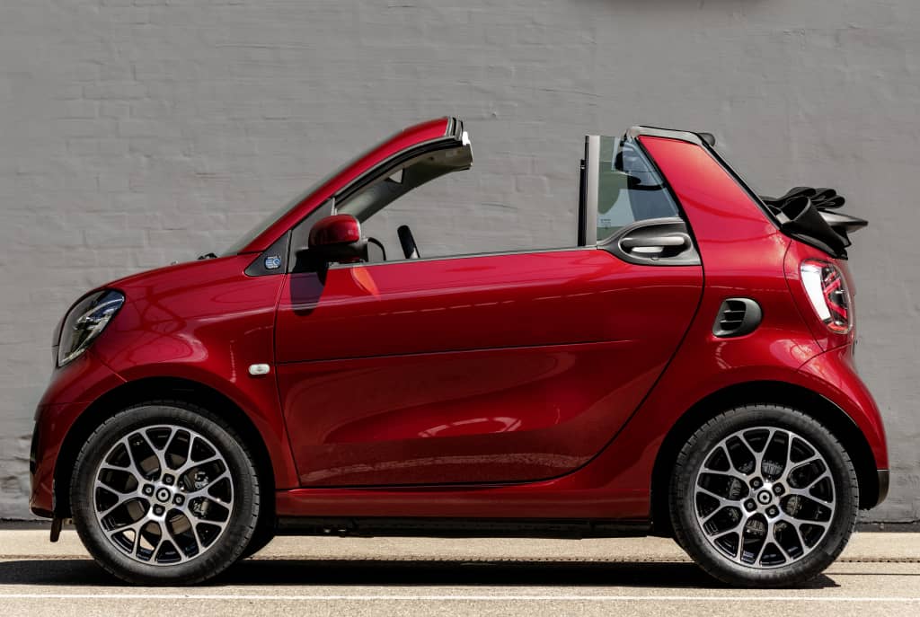Perfil lateral del Smart EQ Fortwo Cabrio con el techo abierto.
