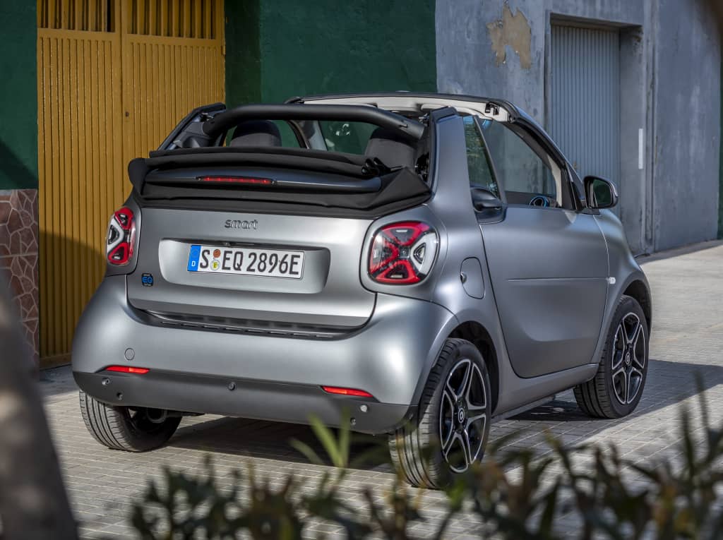 Ángulo trasero lateral del Smart EQ Fortwo Cabrio, diseño ágil y moderno.