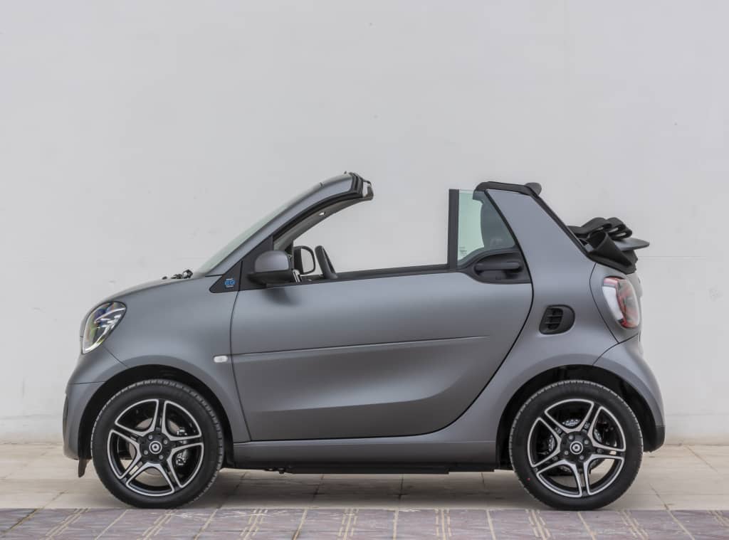 Perfil lateral con techo parcialmente plegado en Smart Cabrio.