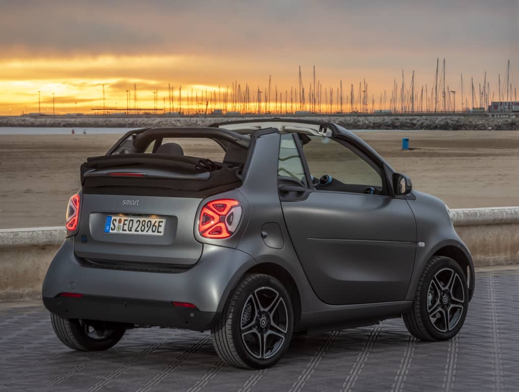 Apreciación de la zaga del Smart EQ Fortwo Cabrio con techo cerrado.