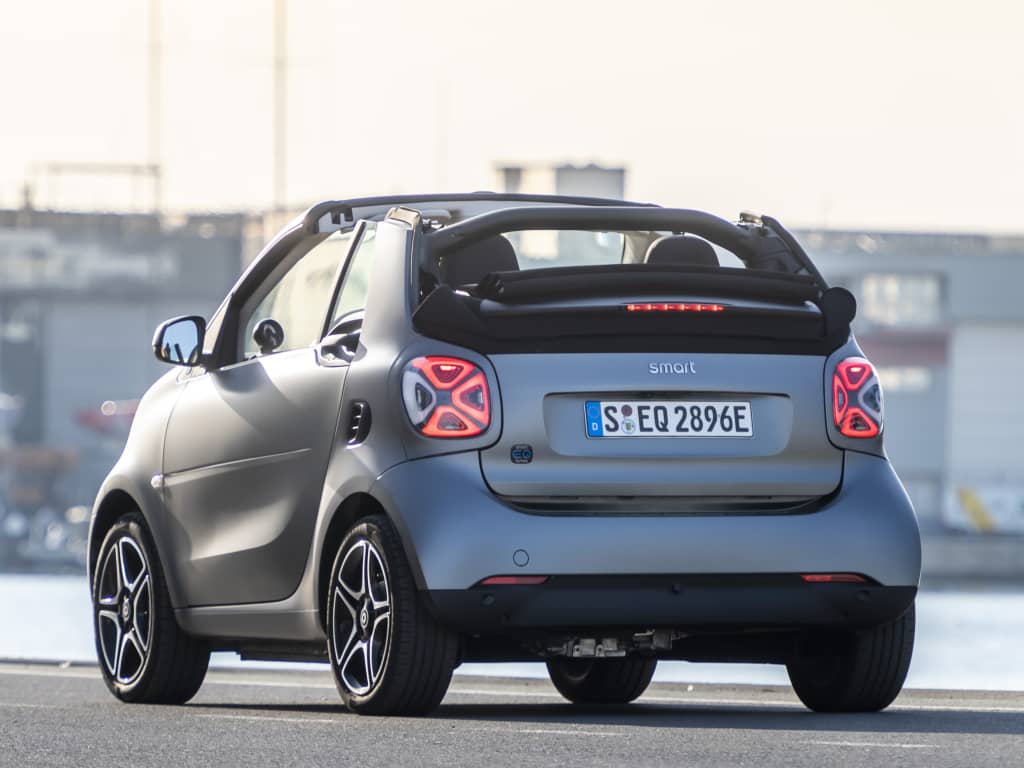 Trasera del Smart EQ Cabrio mostrando su compacto y estilizado diseño.