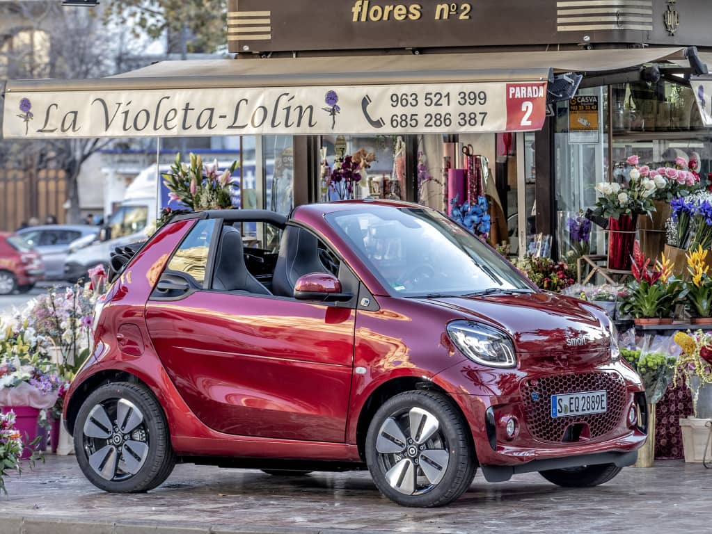 Smart EQ Fortwo Cabrio en contexto urbano, combinando estilo y maniobrabilidad.