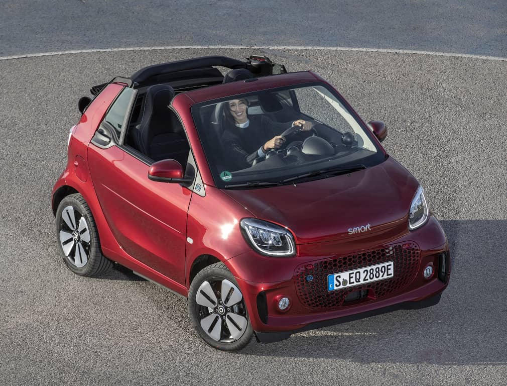Vista aérea del Smart EQ Fortwo Cabrio en rojo, destacando su techo abierto.
