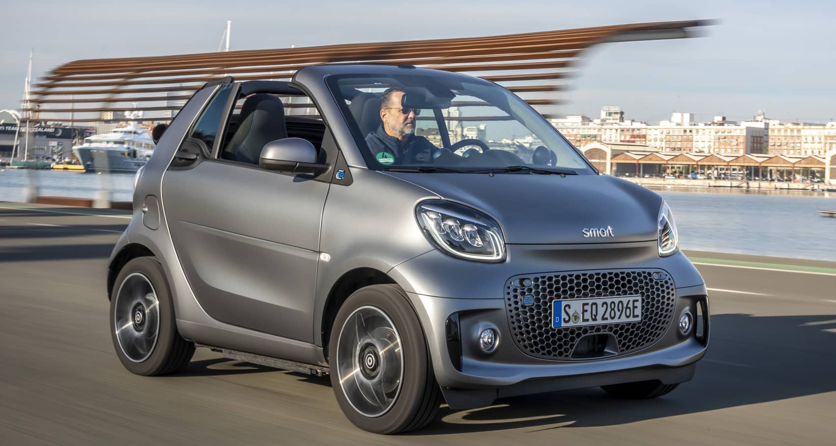 Vista dinámica del Smart EQ Fortwo Cabrio, perfecto para la ciudad.