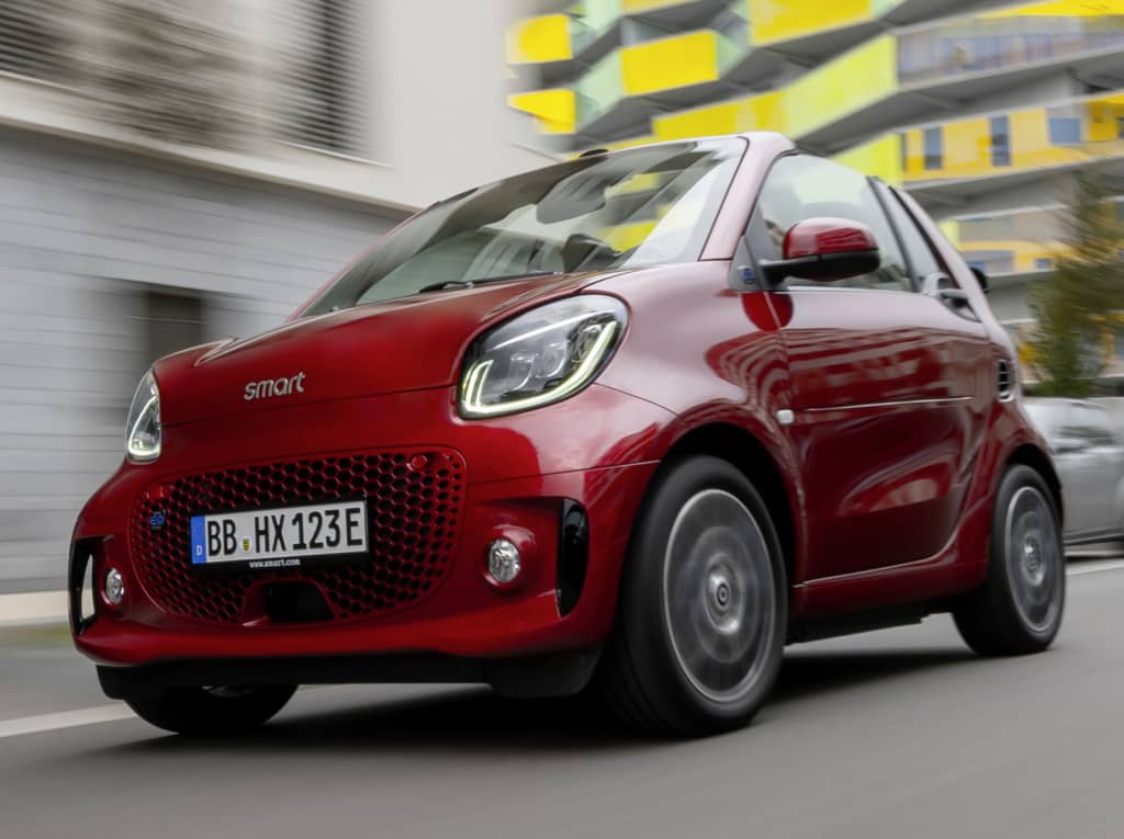 Captura dinámica del Smart EQ Fortwo Cabrio en entorno urbano.