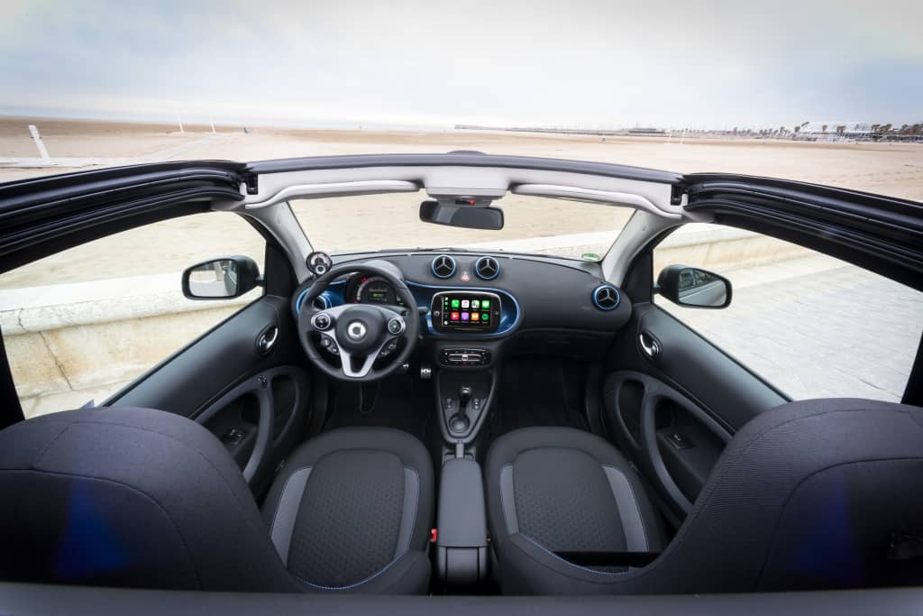 Interior del Smart EQ Fortwo Cabrio con detalles de acabado.