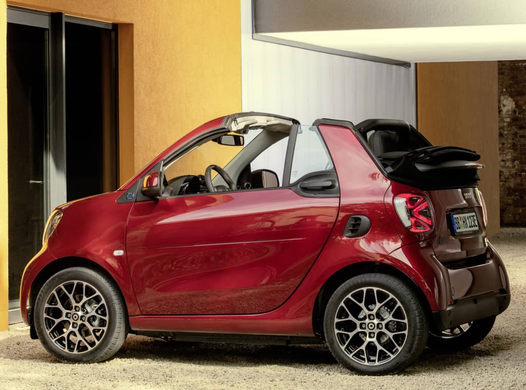 Vista trasera y lateral del Smart EQ Fortwo Cabrio.