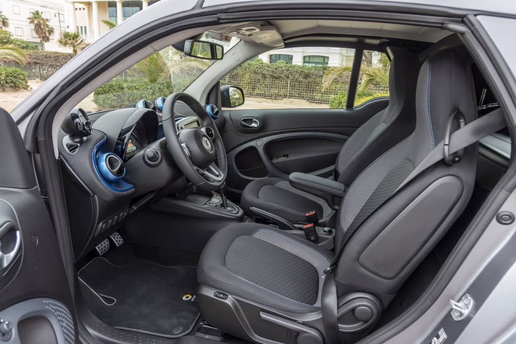 Asientos delanteros del Smart EQ Fortwo Cabrio, comodidad en espacio reducido.