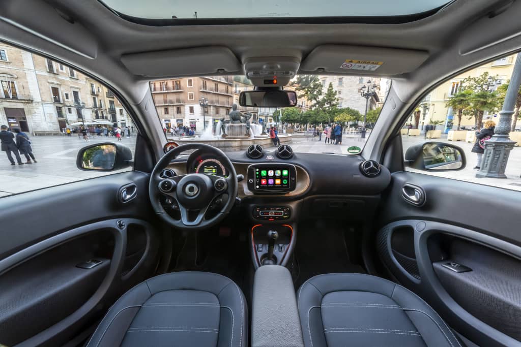 Vista del interior y los asientos del Smart EQ ForTwo.