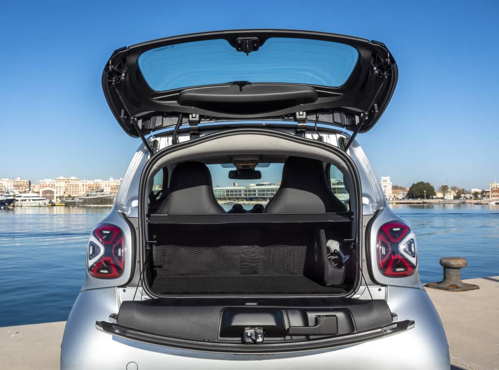Maletero del Smart EQ Fortwo con portón trasero abierto.