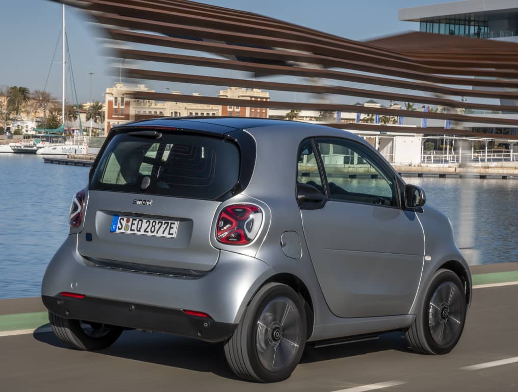 Vista trasera y lateral del Smart EQ ForTwo cerca del agua.