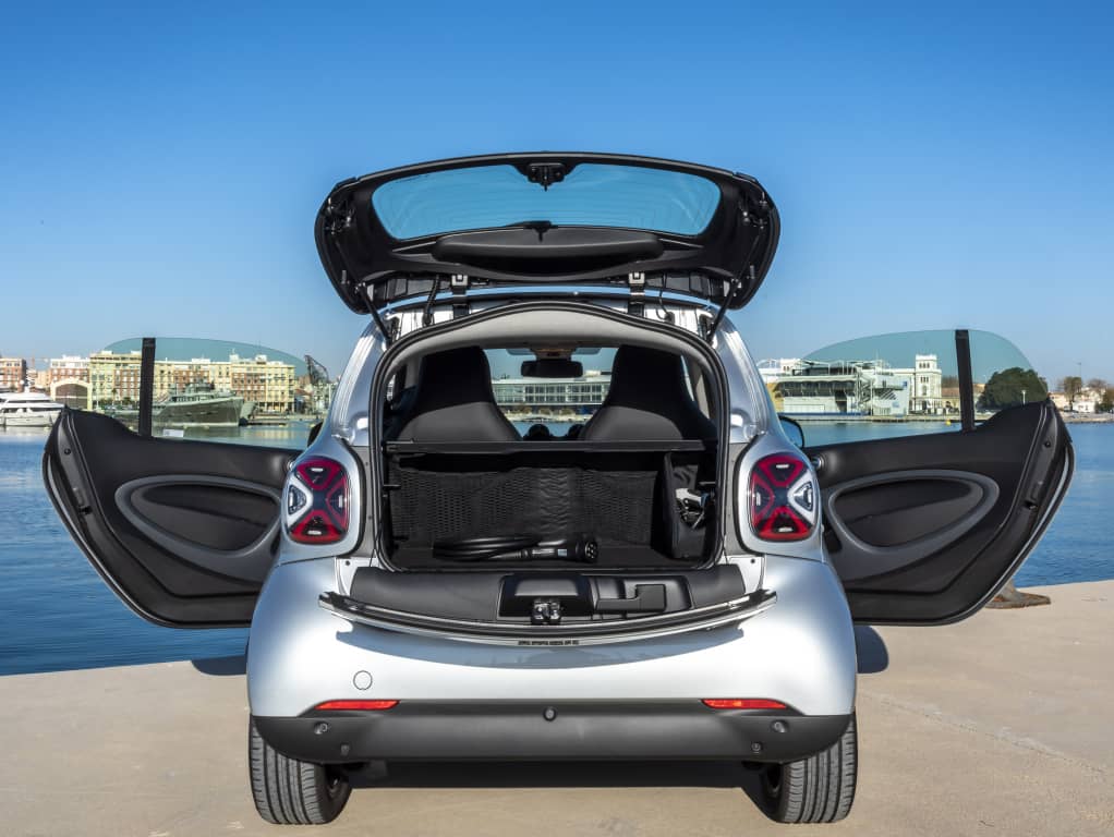 Smart EQ ForTwo con maletero abierto, mostrando capacidad de carga.