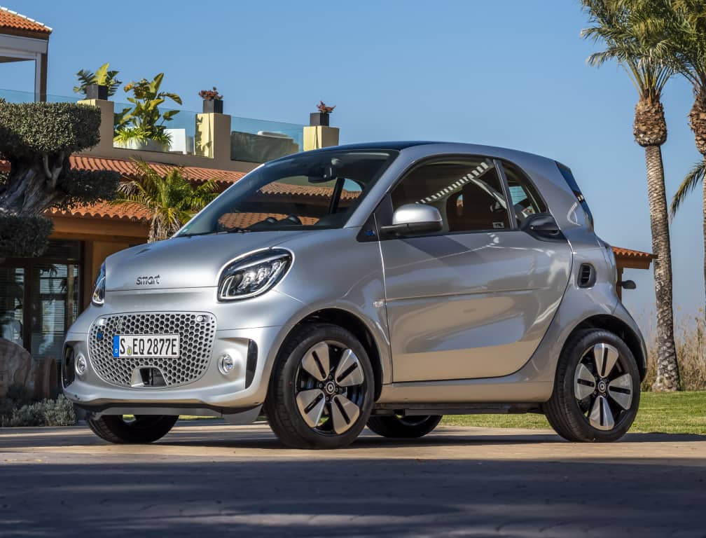 Smart EQ Fortwo aparcado frente a domicilio, con vista lateral.