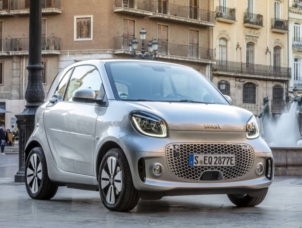 Smart EQ Fortwo delante de una fuente en ambiente urbano, enfoque frontal.