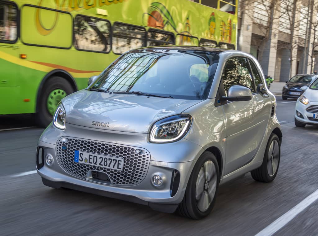 El Smart EQ ForTwo en un entorno urbano, vista delantera y lateral.