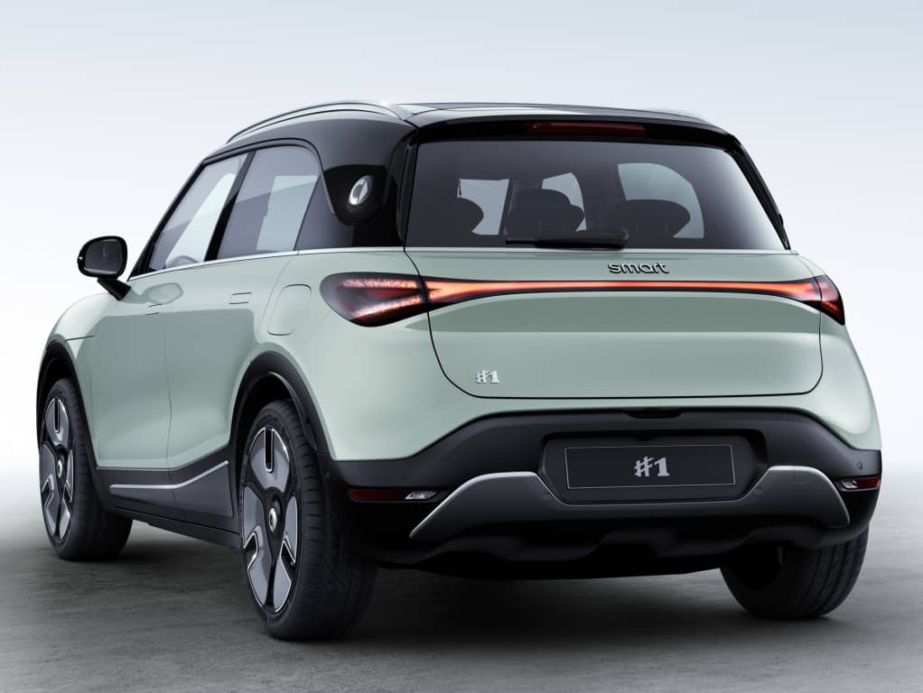Vista trasera del Smart #1 eléctrico destacando líneas y ópticas.