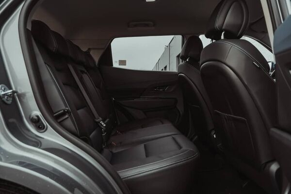 Espacio trasero generoso y acabados de calidad para el confort. Espacio trasero generoso y acabados de calidad para el confort.