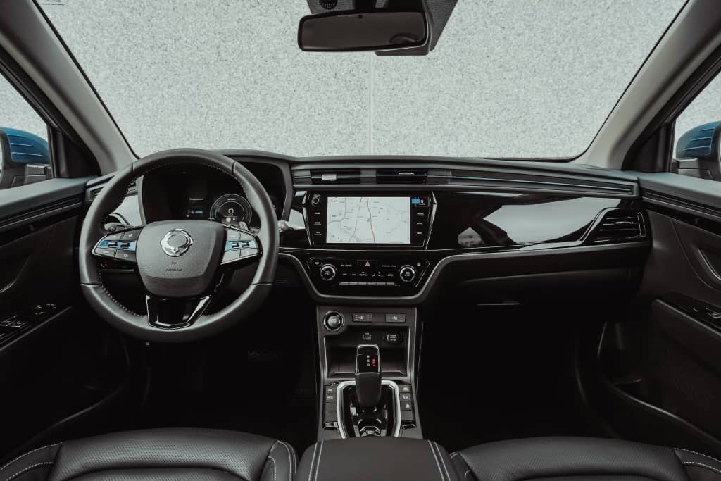 Cabina moderna y tecnológica con pantalla central amplia.