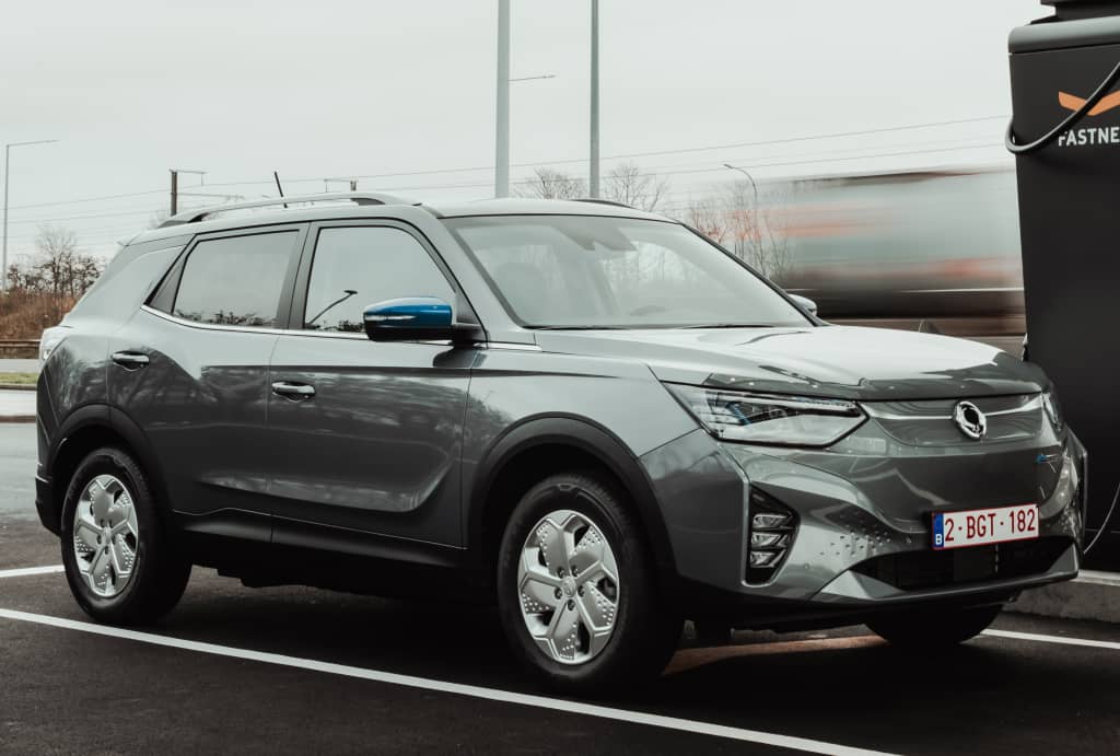 Diseño lateral que combina líneas urbanas y detalles modernos.