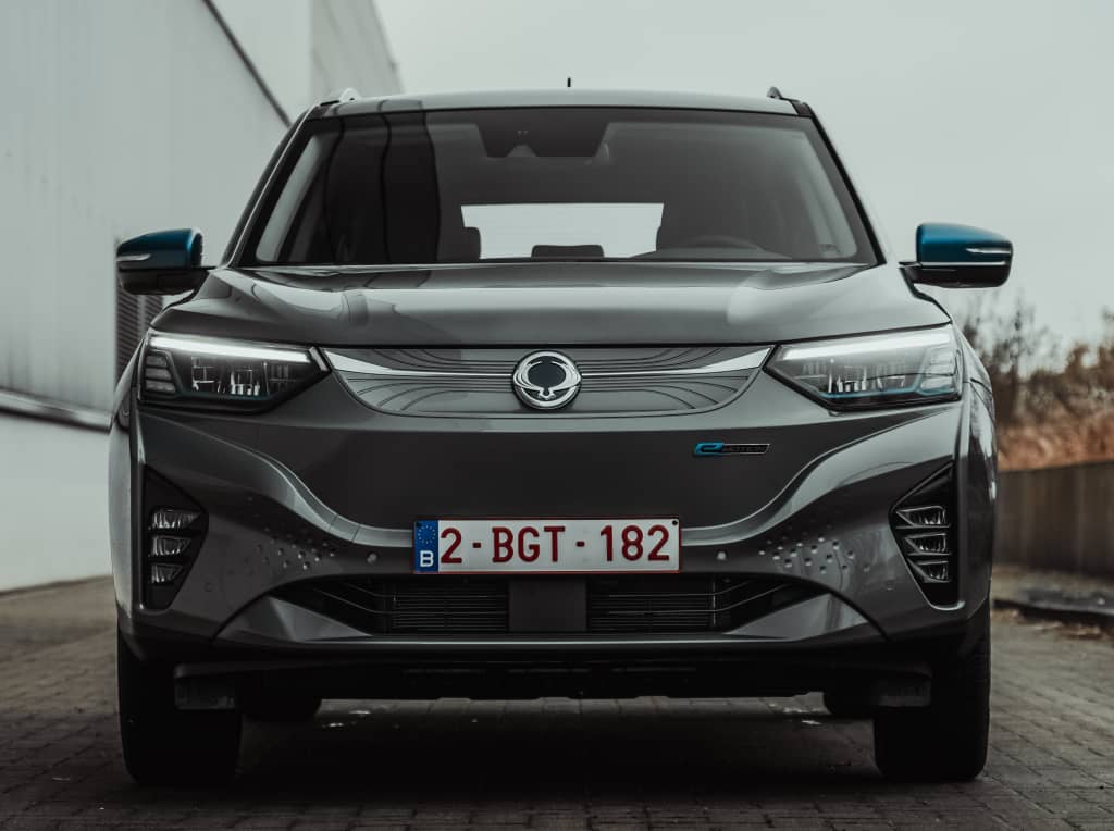 Frente del Korando eléctrico con diseño moderno y líneas limpias.