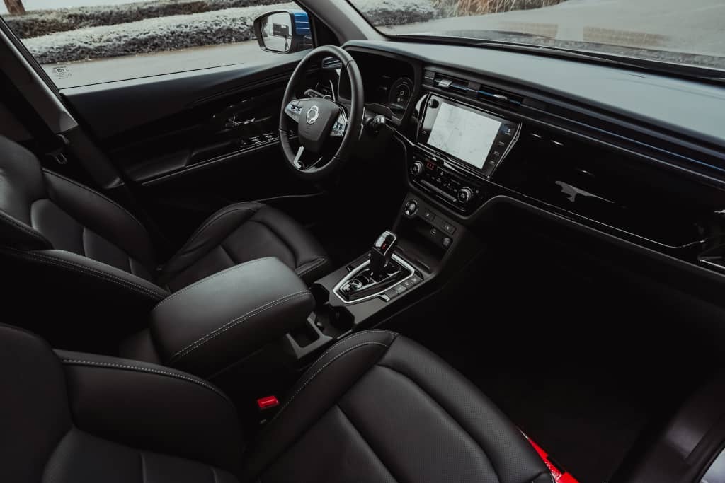 Habitáculo confortable con centrado en ergonomía y materiales de calidad.