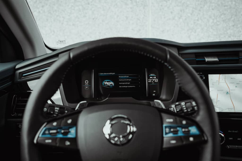 Panel de instrumentos digitalizado con información de conducción eléctrica.