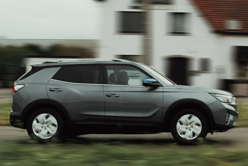 Vista dinámica del SsangYong Korando eléctrico en movimiento.