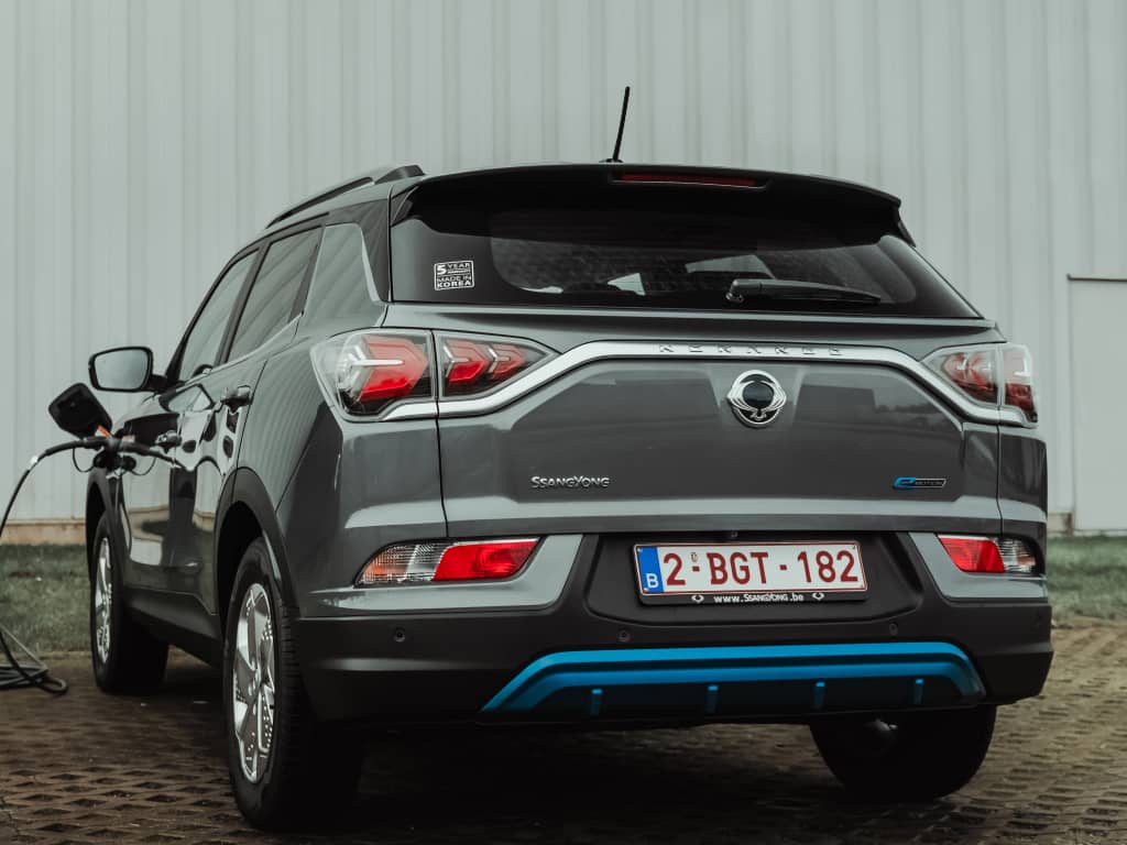 Imagen de la trasera del vehículo mostrando el proceso de carga.