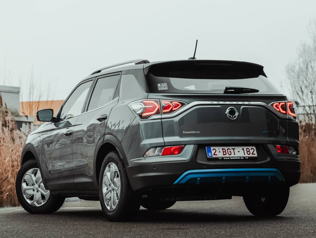 Ángulo que muestra la trasera y lateral con faros distintivos.