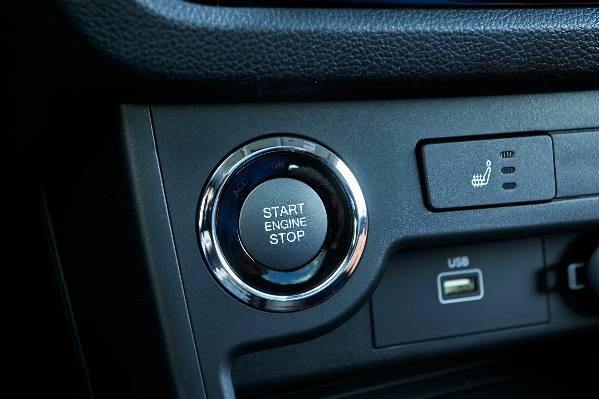 Botón de arranque y parada del motor, un toque moderno en el diseño.