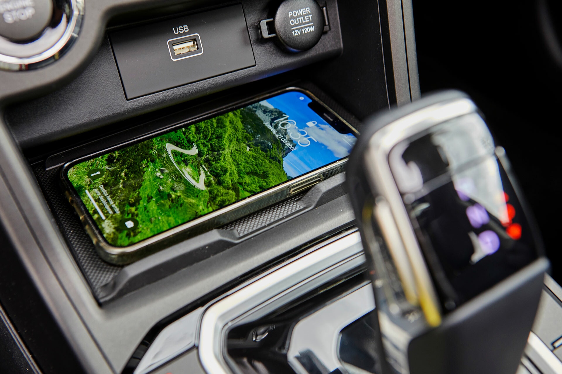 Carga inalámbrica para smartphone integrada en la consola.