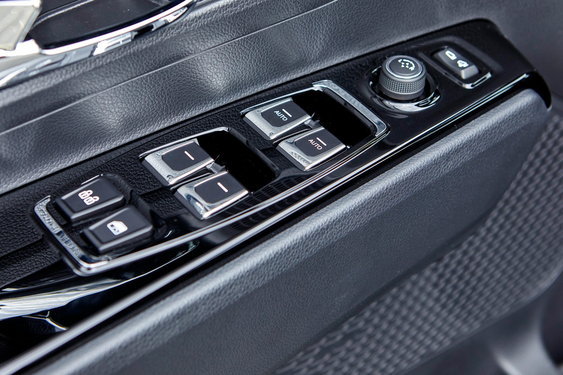 Panel de controles de ventanas y espejos del Korando.