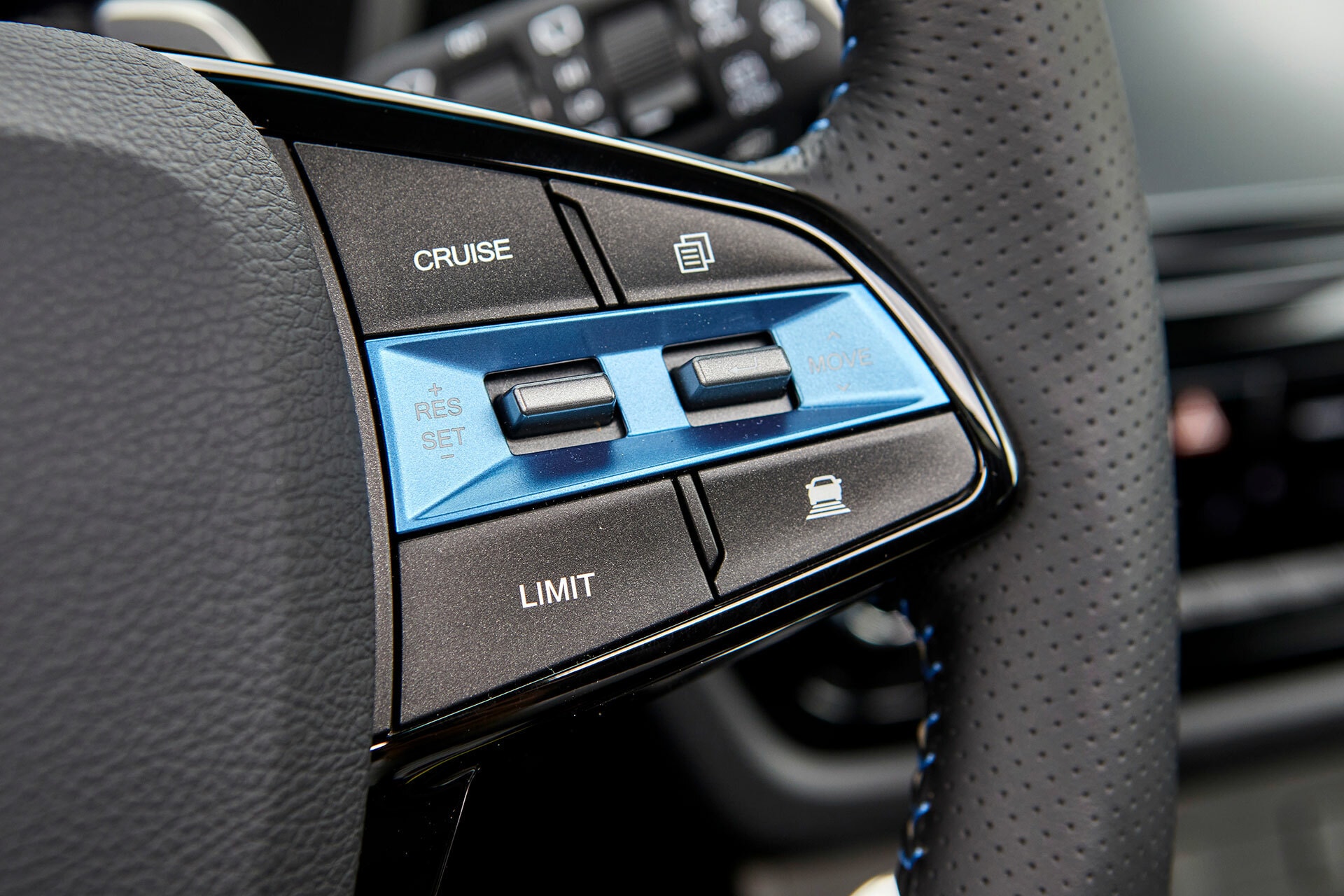 Botones de control de crucero y limitador de velocidad en volante.