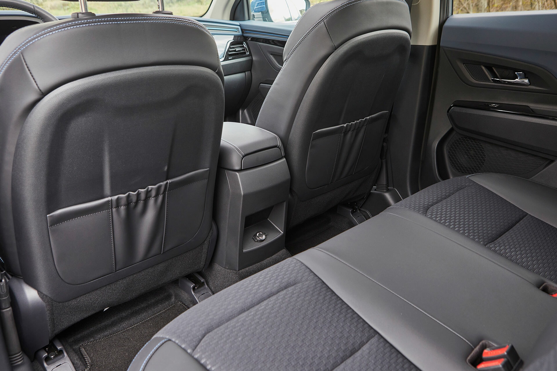 Detalles de los asientos traseros y comodidad.