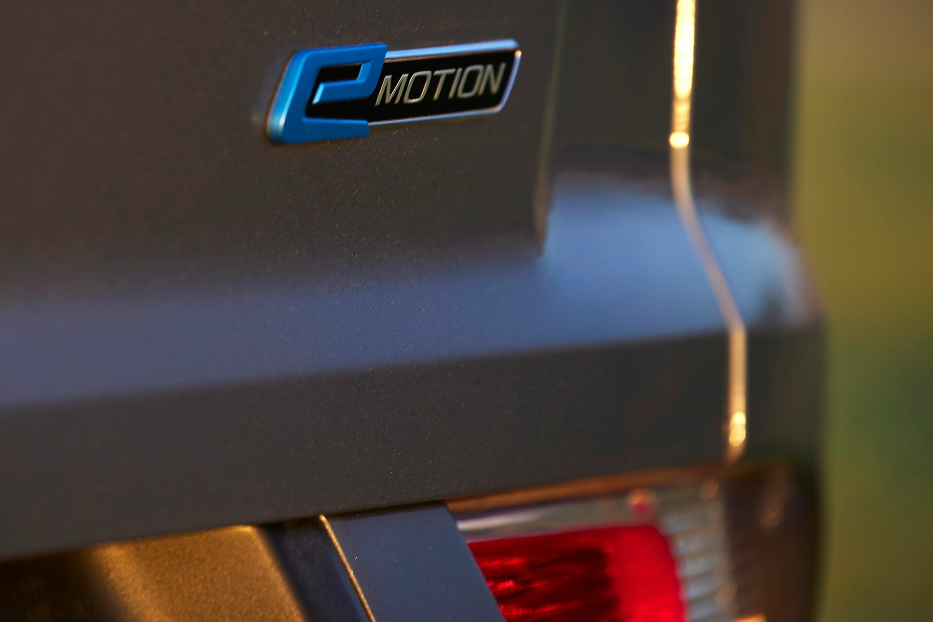 Primer plano del emblema e-Motion del SsangYong Korando