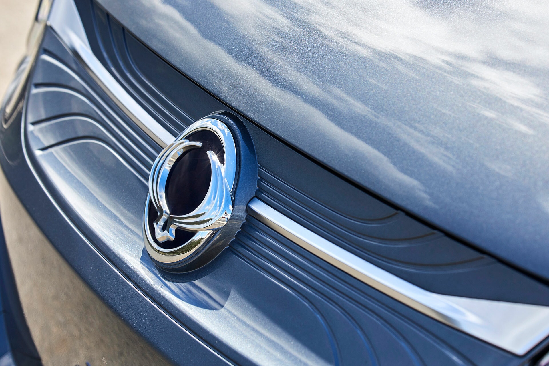 Detalle del logo distintivo de SsangYong en el Korando