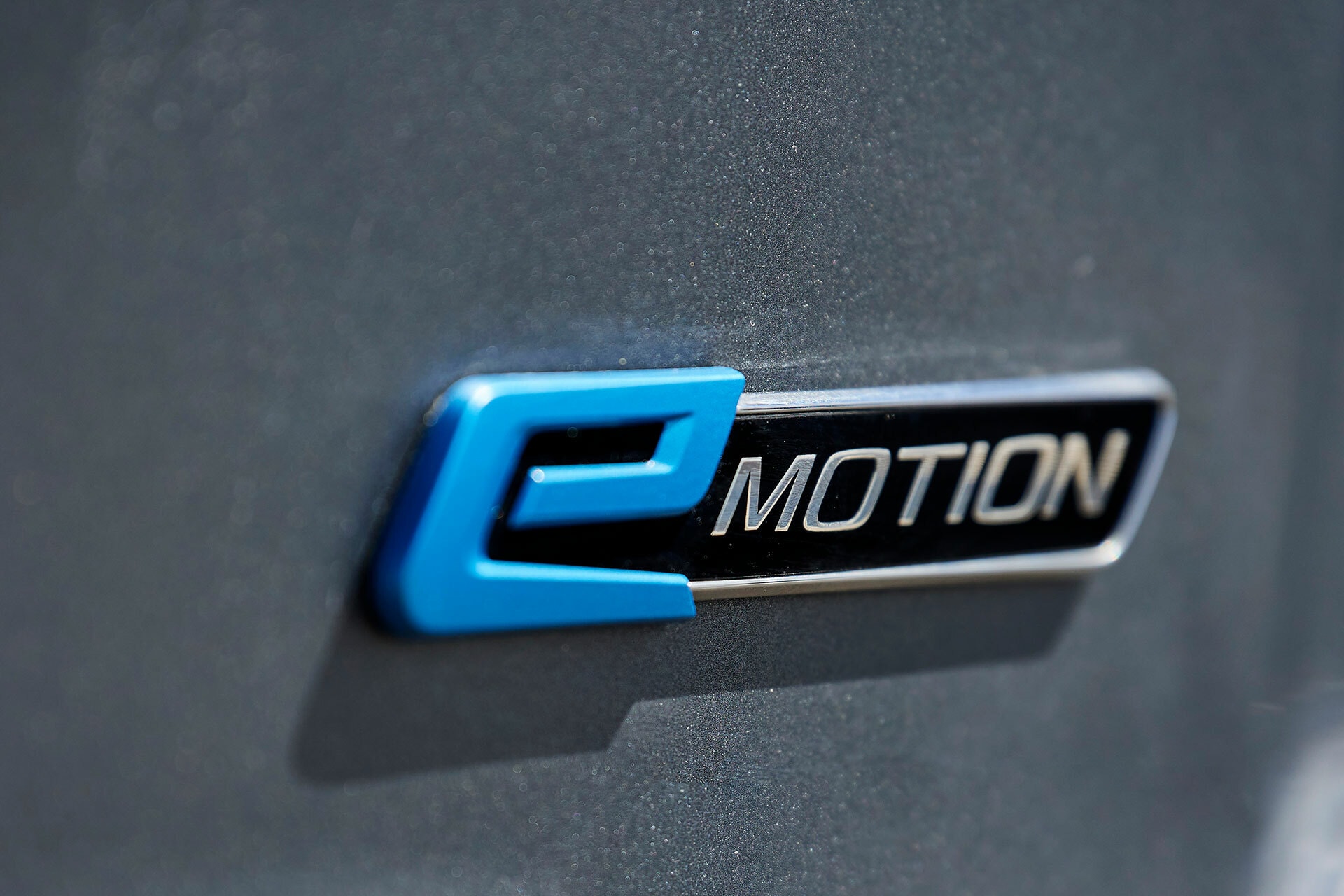Placa distintiva 'E-Motion' en el Korando, indicando una versión electrificada