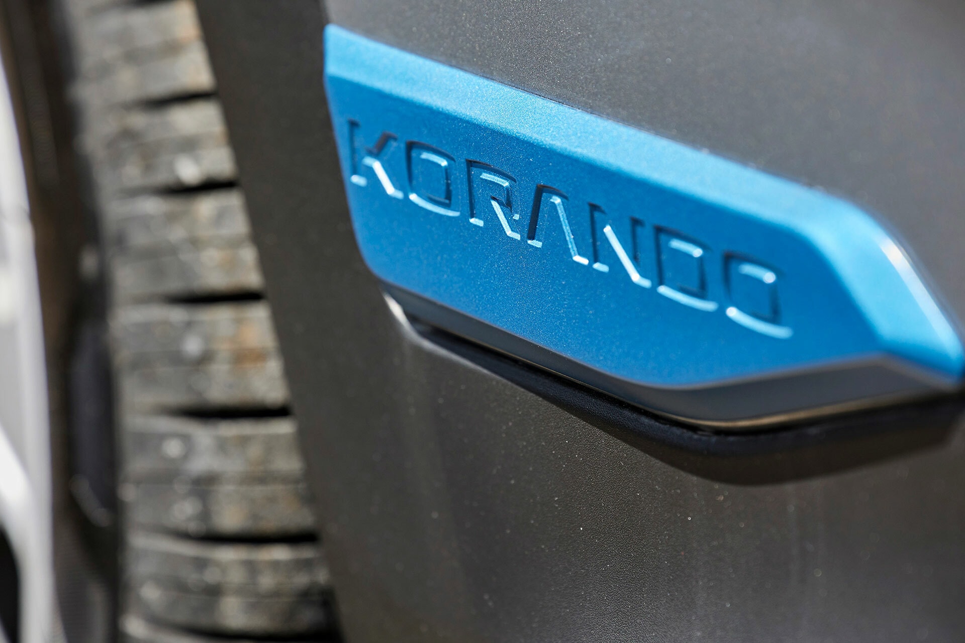 Detalle de la etiqueta 'KORANDO' en la moldura lateral del vehículo